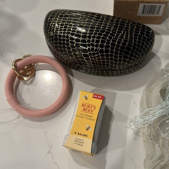 Bundle - Notebook, Intuition Razor, Burt’s Bees Balms, Glass Case, Scarf & Key - Picture 4 of 10